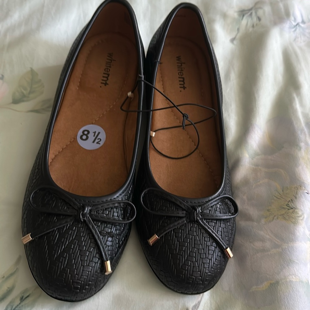 Whitemt. Black flats with bow 8 1/2